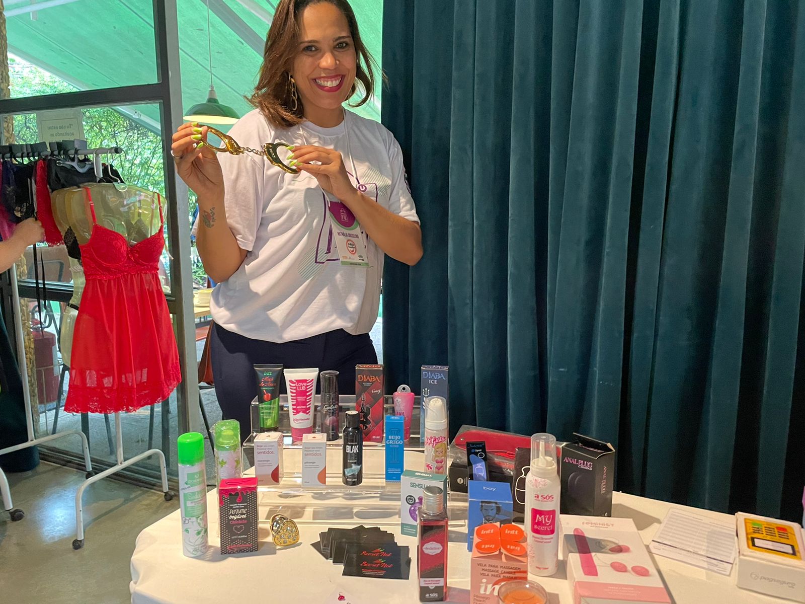 Nathália Cruzelino e seus produtos de sex shop e lingeries. Foto: Anna Paula Bernardes