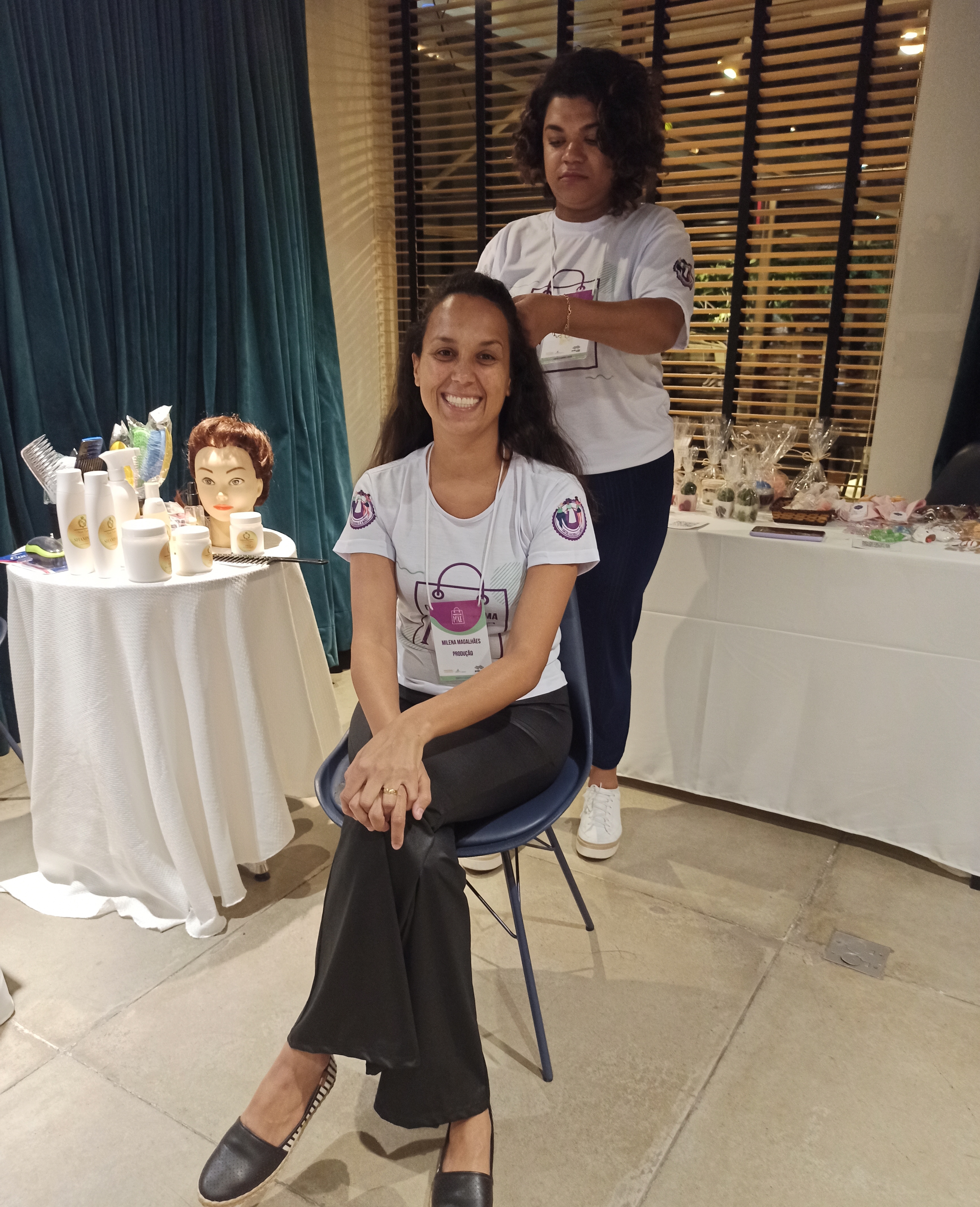 Milena se produzindo toda pelas mãos da Nanda Coiffeur