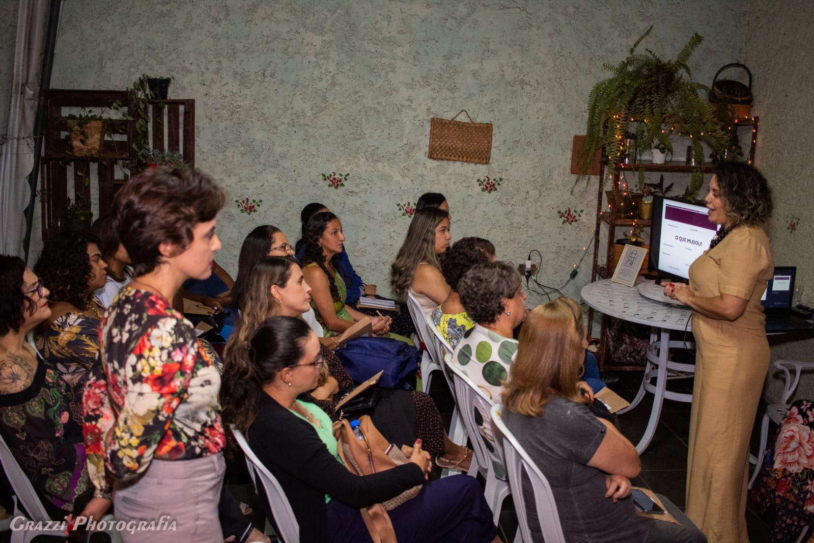 Palestra sobre a influência da imagem pessoal no negócio ministrada pela mentora de mulheres, Kênia Saturnino